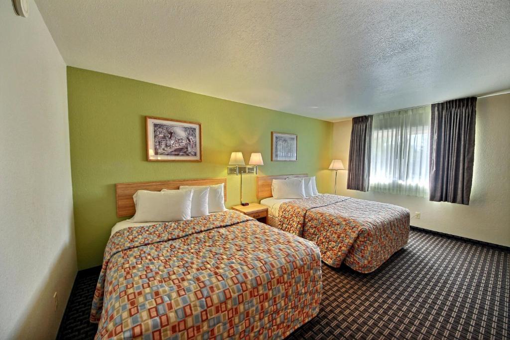 Deluxe Queen Room with Two Queen Beds - No pets