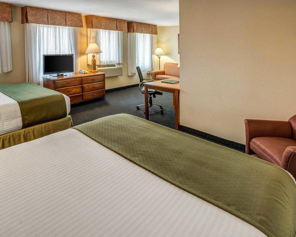 Queen Room with Two Queen Beds and Lake View