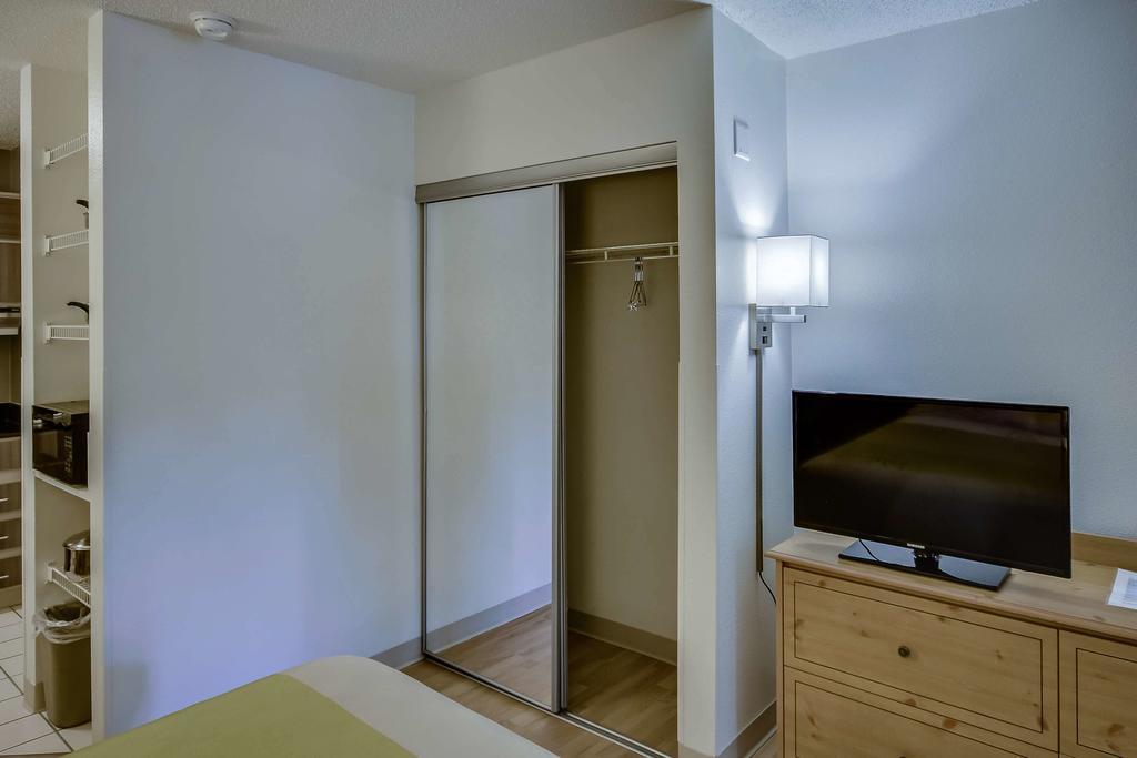 1 Queen Bed