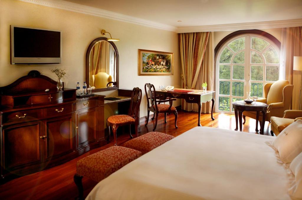 Suite Deluxe with Park View and King Bed