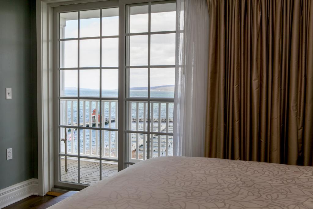 Deluxe Queen Room with Patio and Lake View