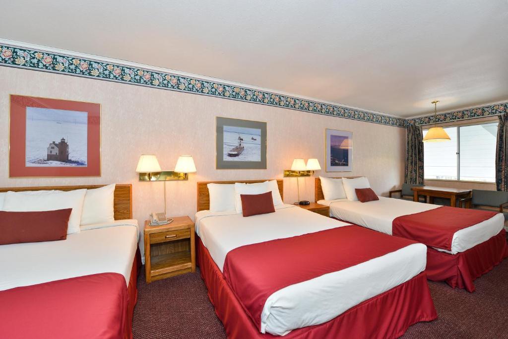 3 Queen Beds Pet Friendly Non-Smoking