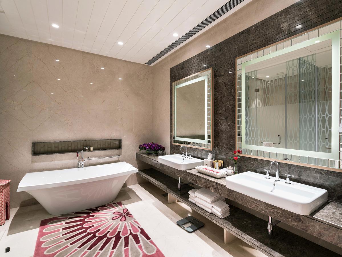 Presidential Suite with Breakfast, Two Way Airport Transfers, Evening Cocktail Hours & High-Tea