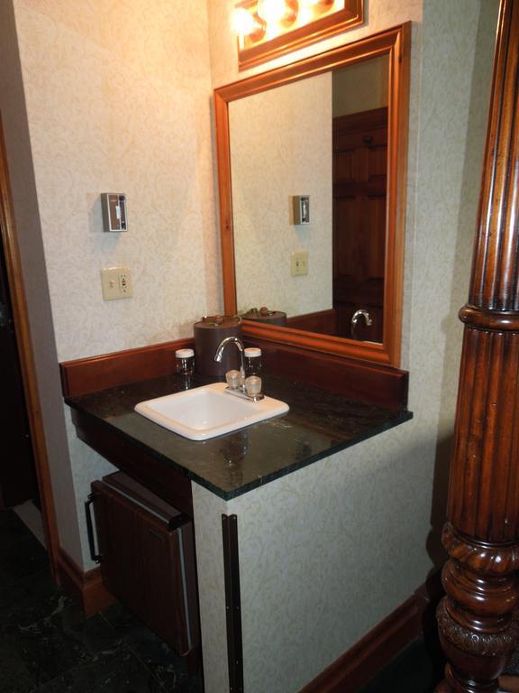 Cedar Run - Queen Room with Two Queen Beds