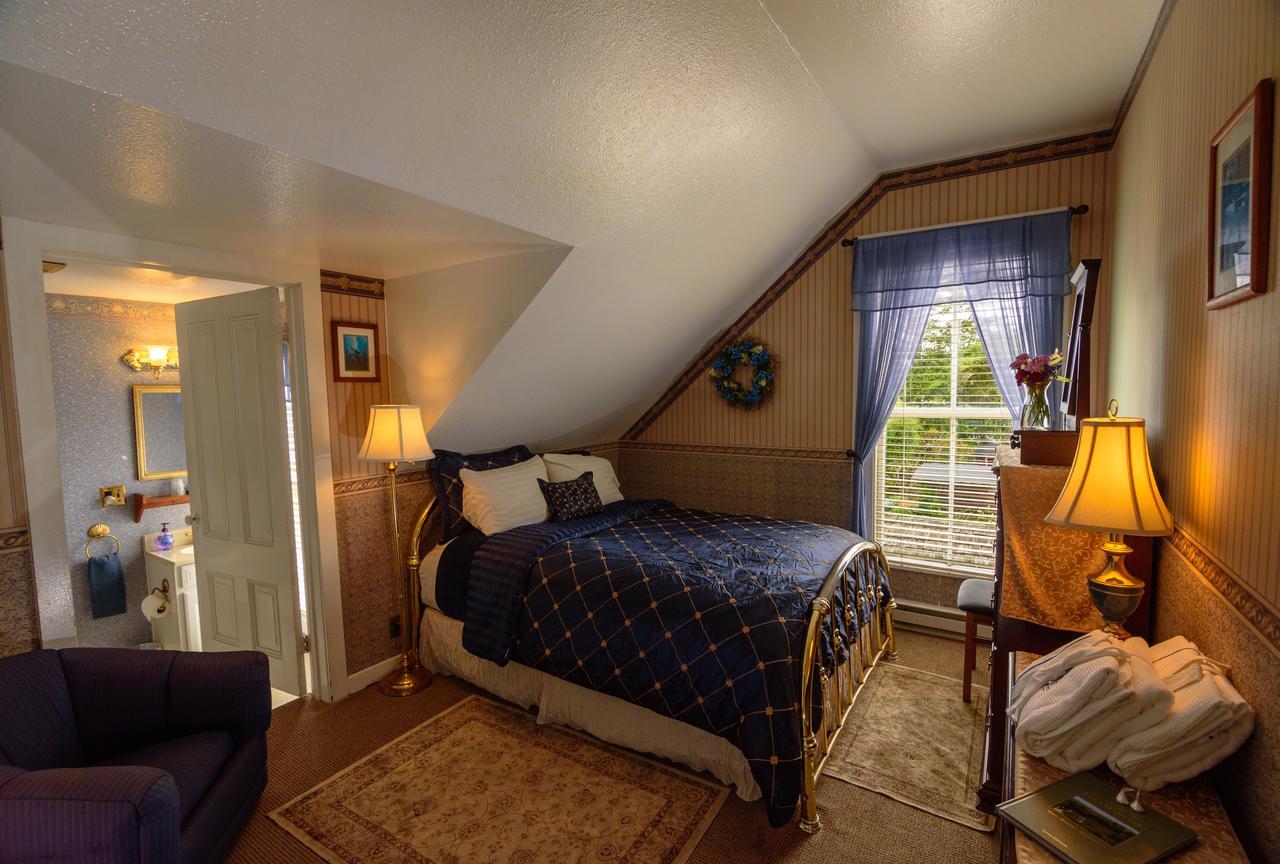 Queen Room with Meadow View - Not Pet Friendly