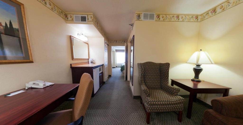 One-Bedroom King Suite - Non-Smoking