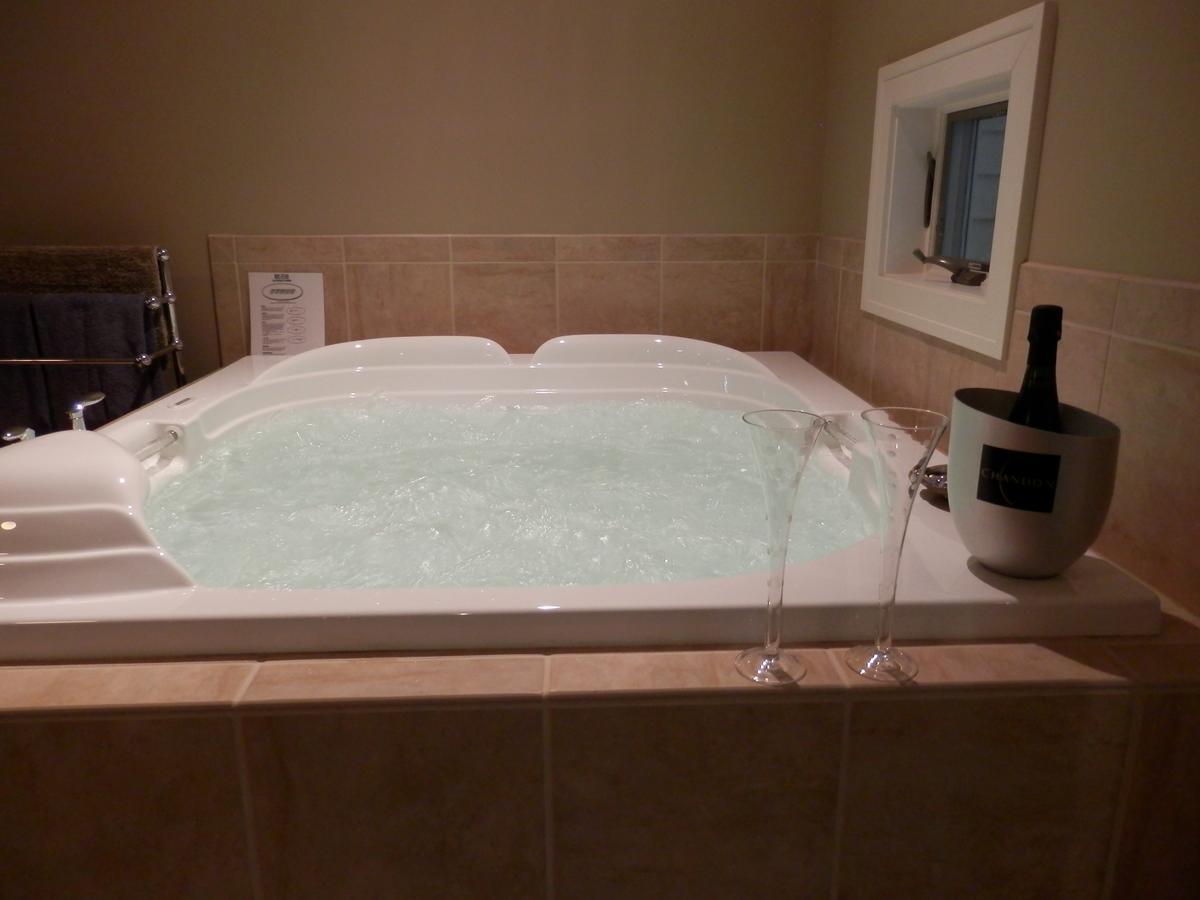 King Suite with Spa Bath - Anniversary Suite