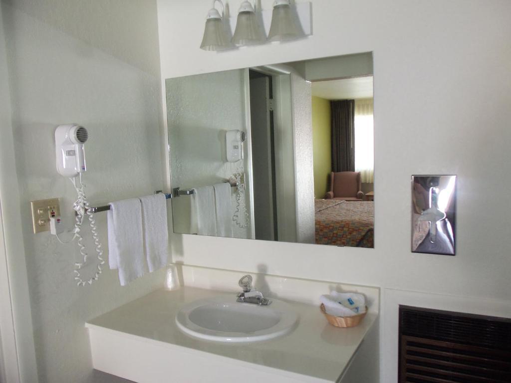 Queen Room with Two Queen Beds - Pet Friendly