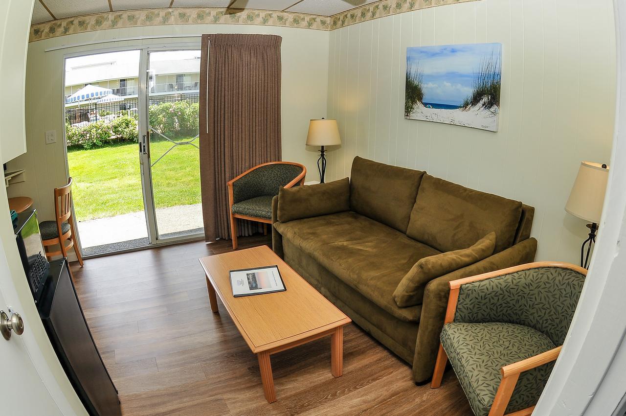 A-Section Suite, King Bed with Pool View,558537762:JPEG