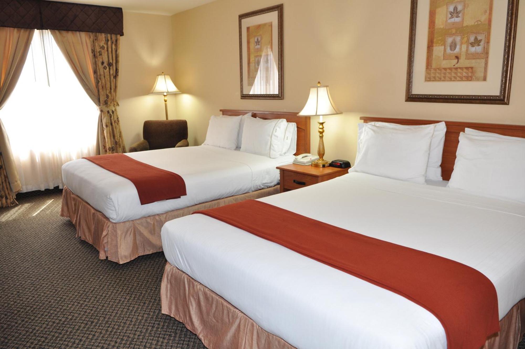 Two Queen Beds Hear Mobility Access Tub - Non-Smoking