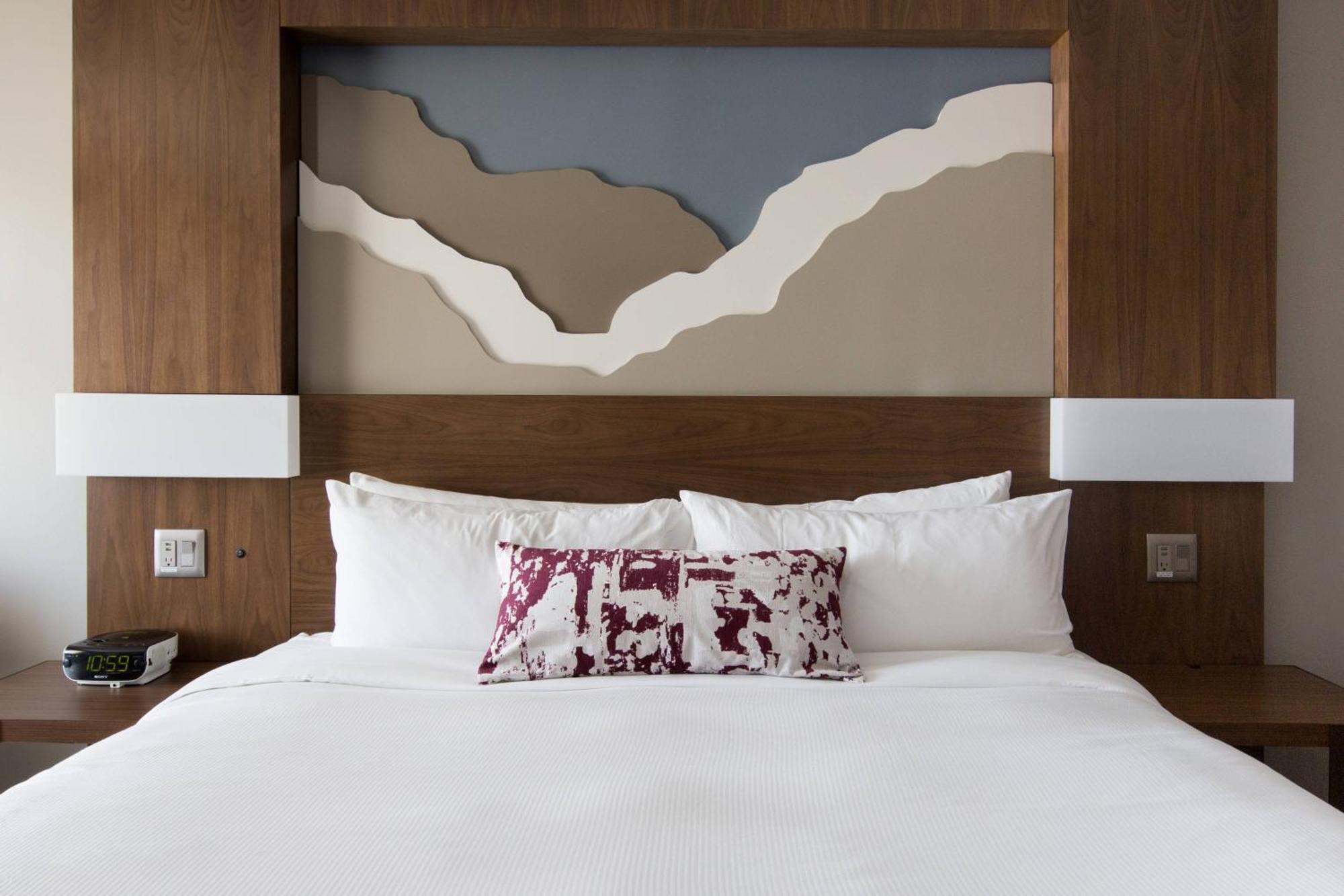 Guest Room, 1 King,570163017:JPEG