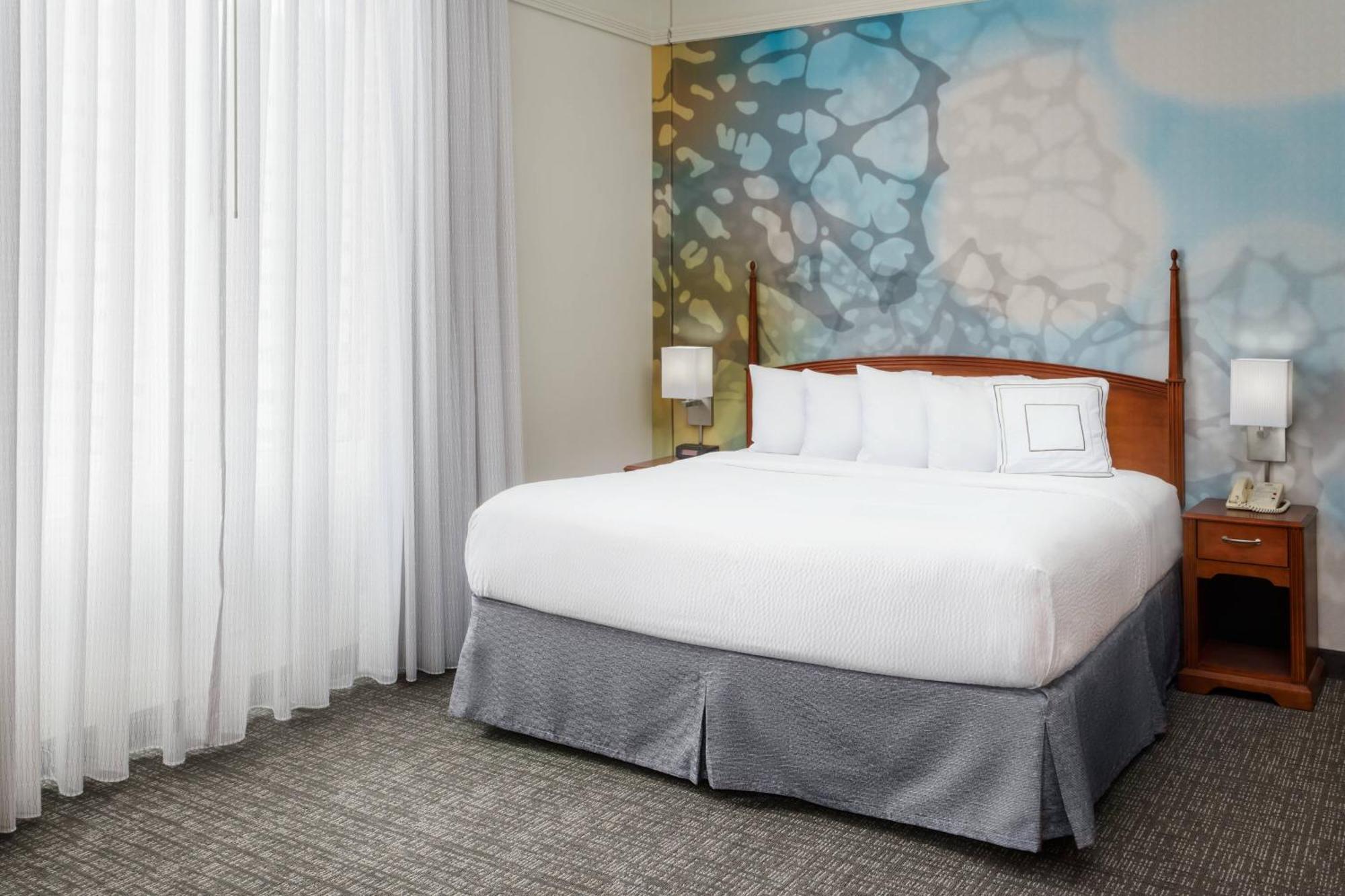 Larger Guest room, 1 King, Corner room