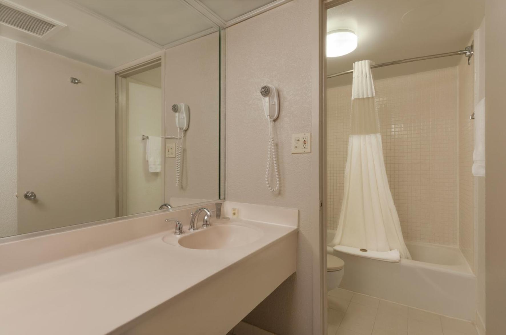 Standard King Courtyard Inn Room