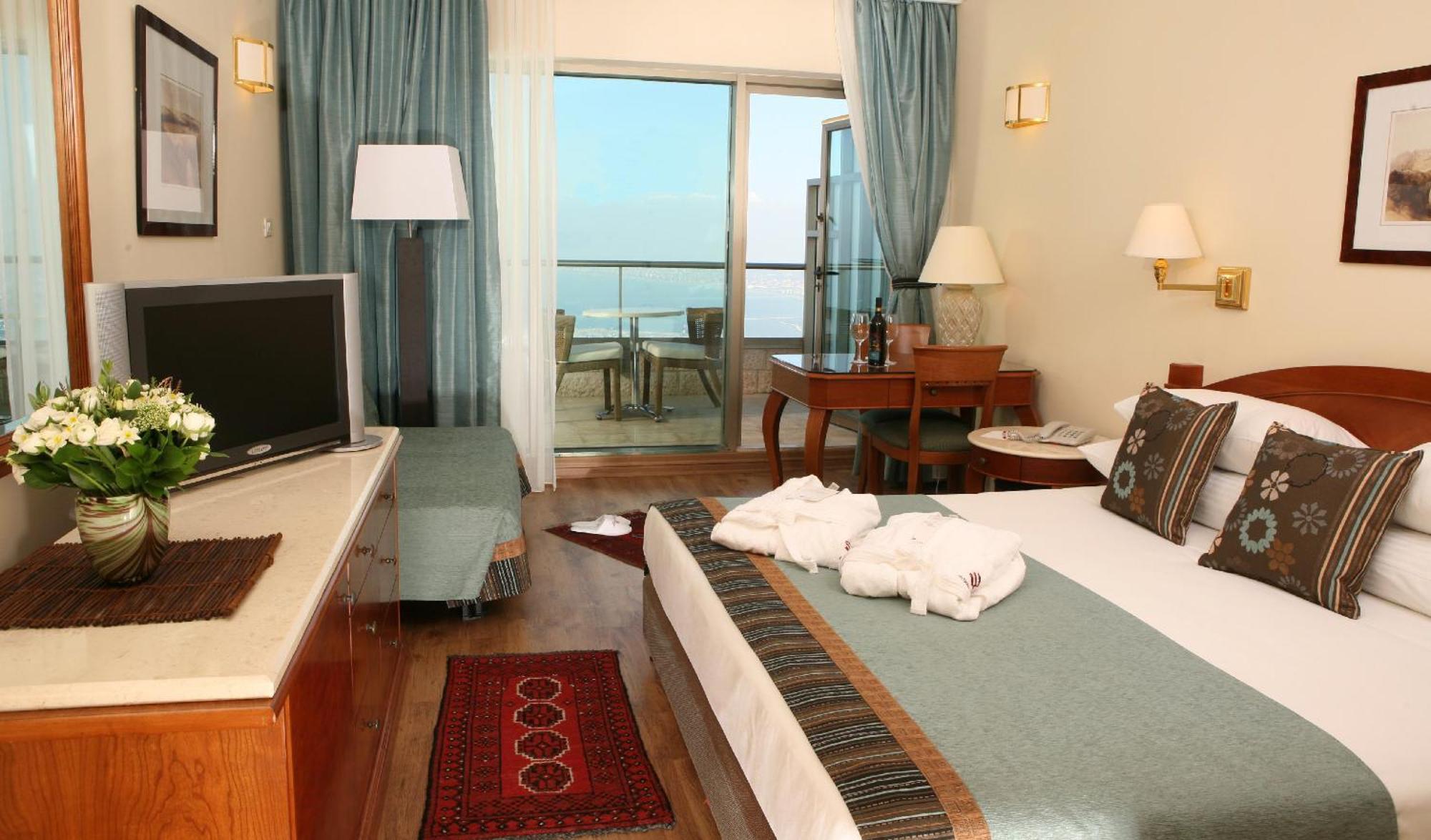 Premium Queen Room with Sofa Bed and Furnished Balcony - Bay View