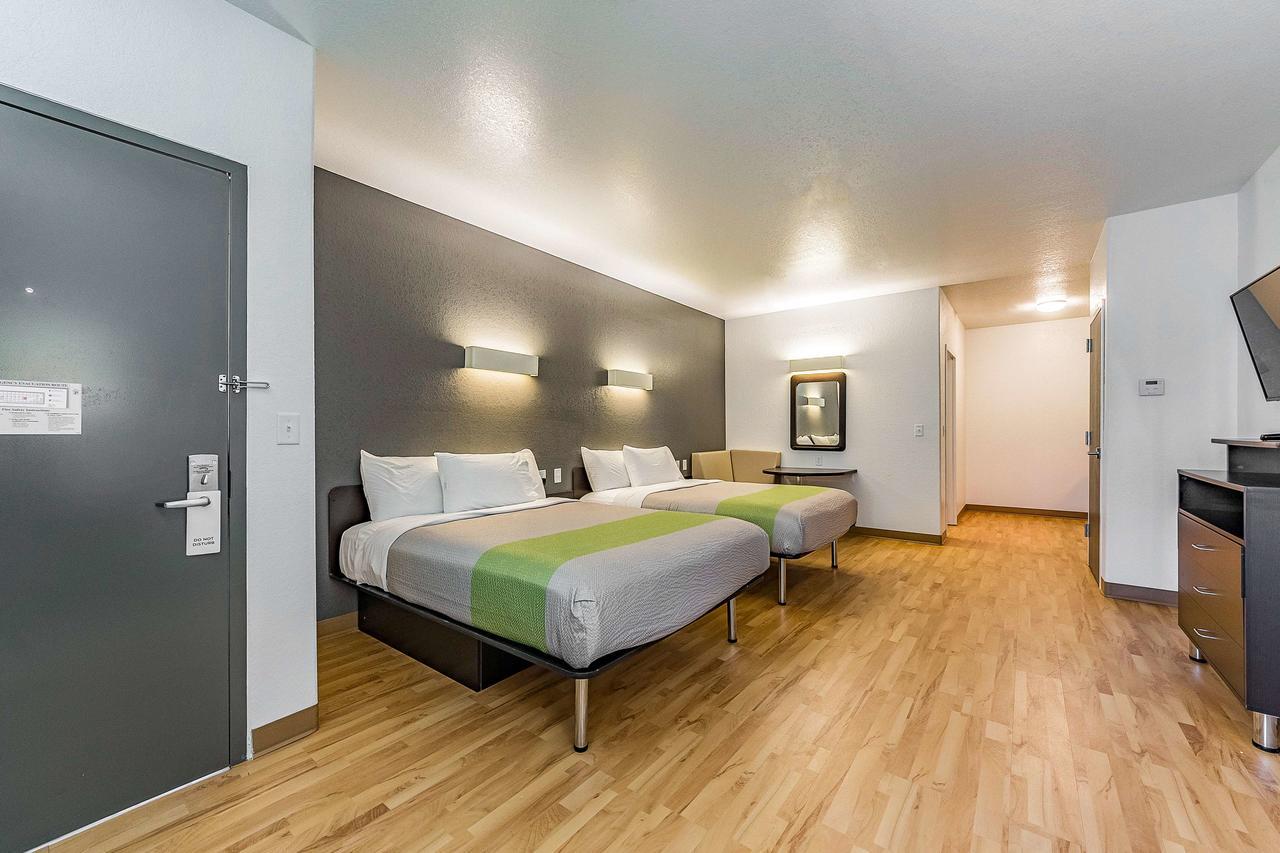 Deluxe Queen Room with Two Queen Beds - Non-Smoking