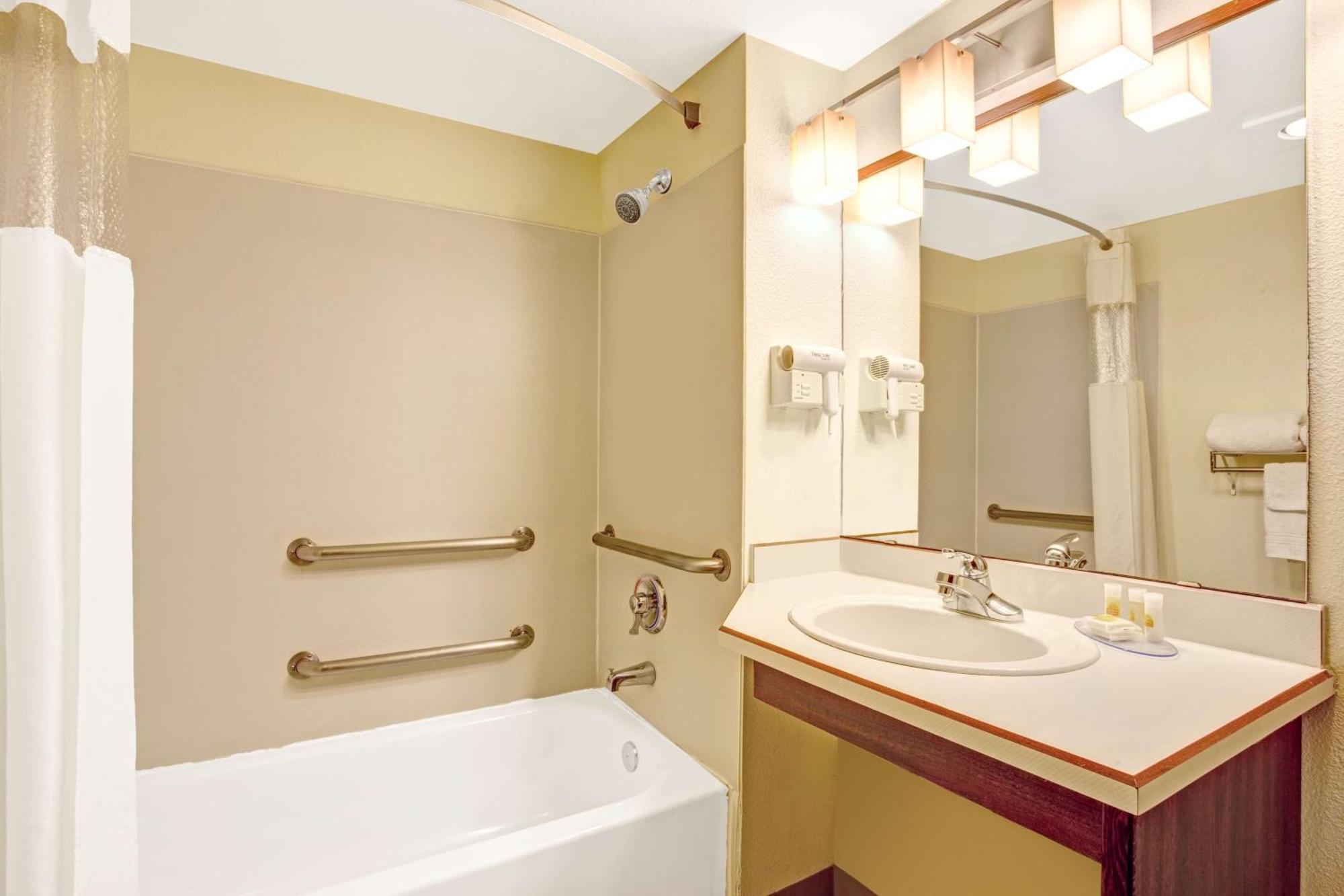 Queen Room - Disability Access/Non-Smoking