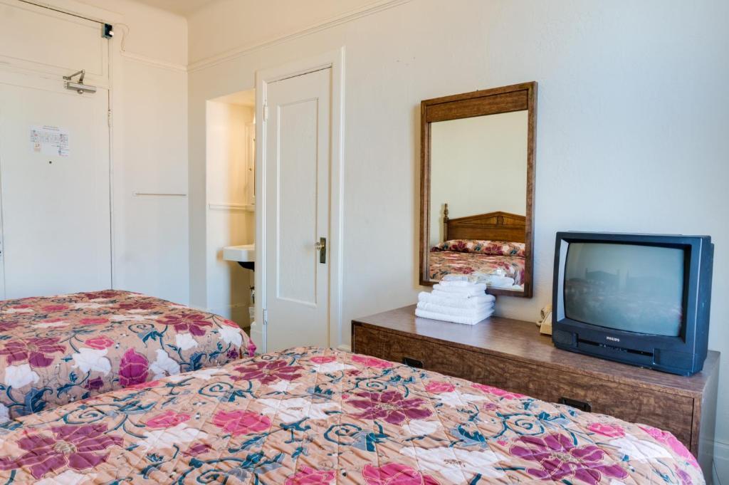 Twin Room with Private Bathroom