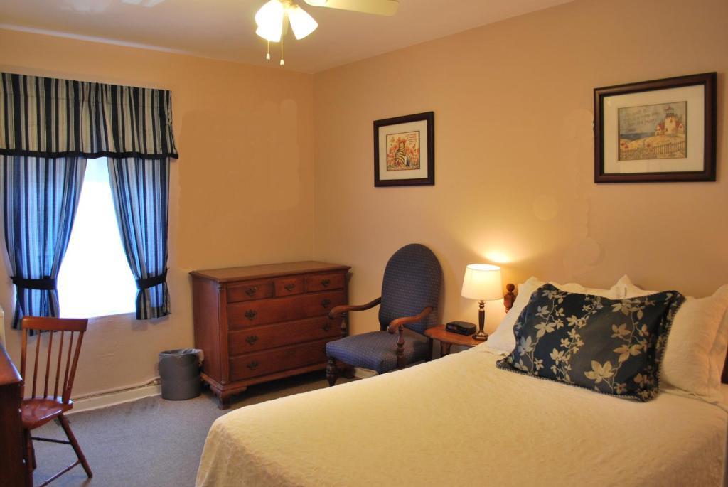 Standard Queen Room
