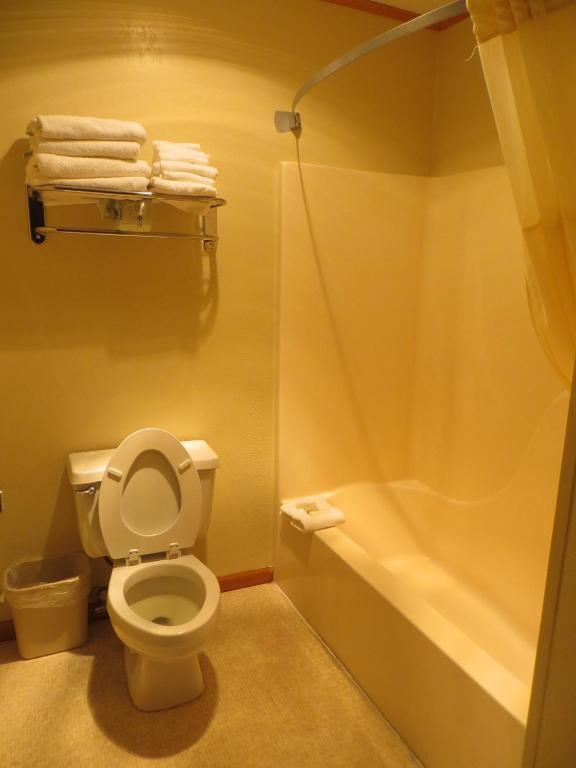 Two King two Sofas two Bathroom Suite