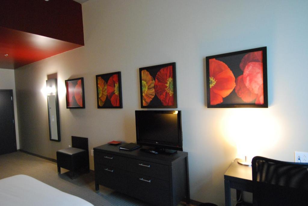 Grand Comfort One Queen Bed Room,73225484:JPEG