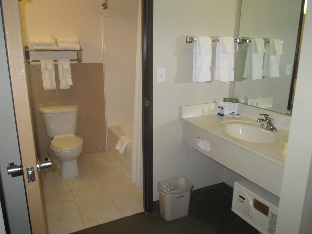 Deluxe King Suite - Non-Smoking
