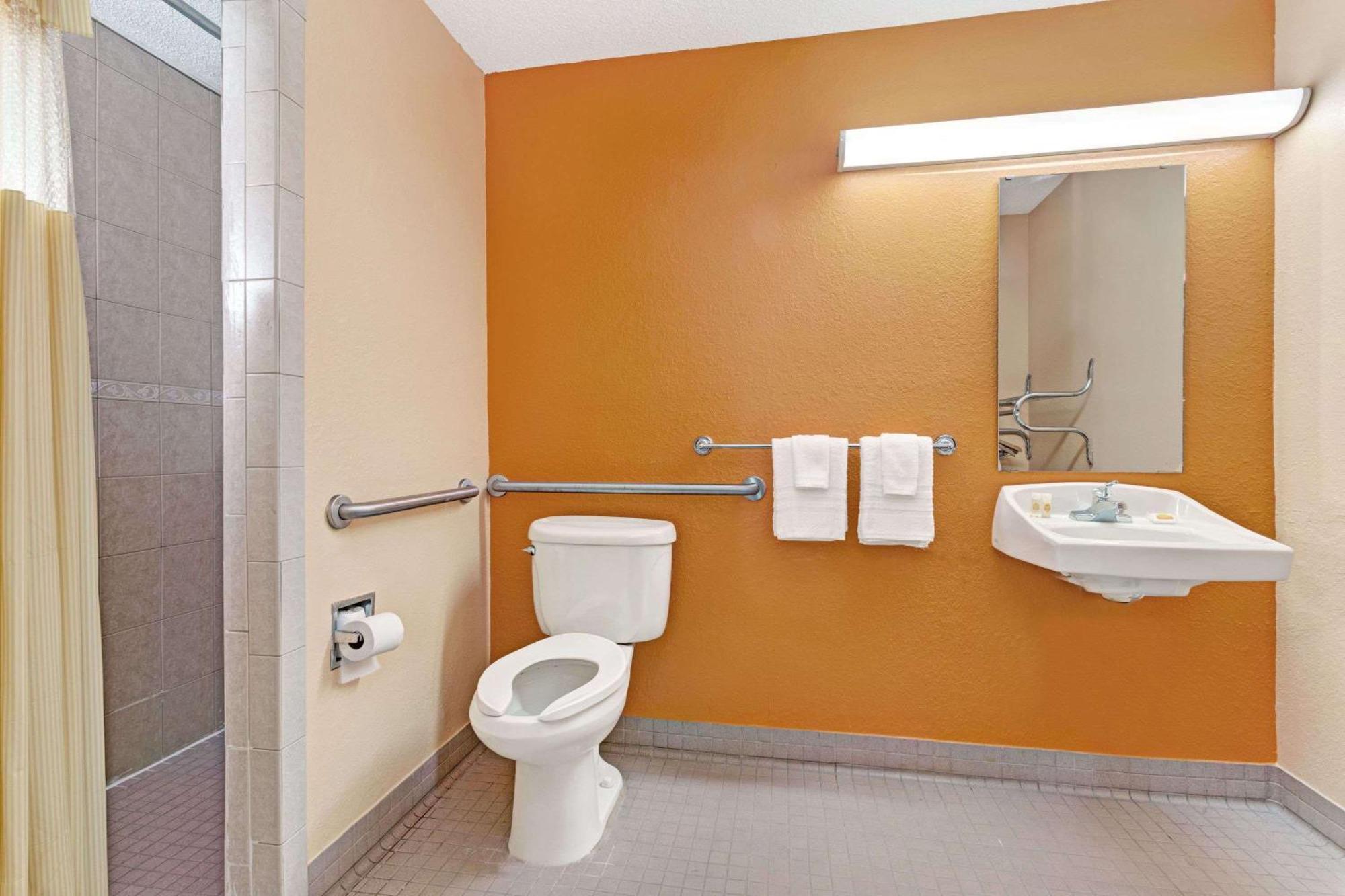 King Room with Mobility/Hearing Impaired Access - Non-Smoking