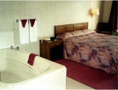 Suite with Hot Tub