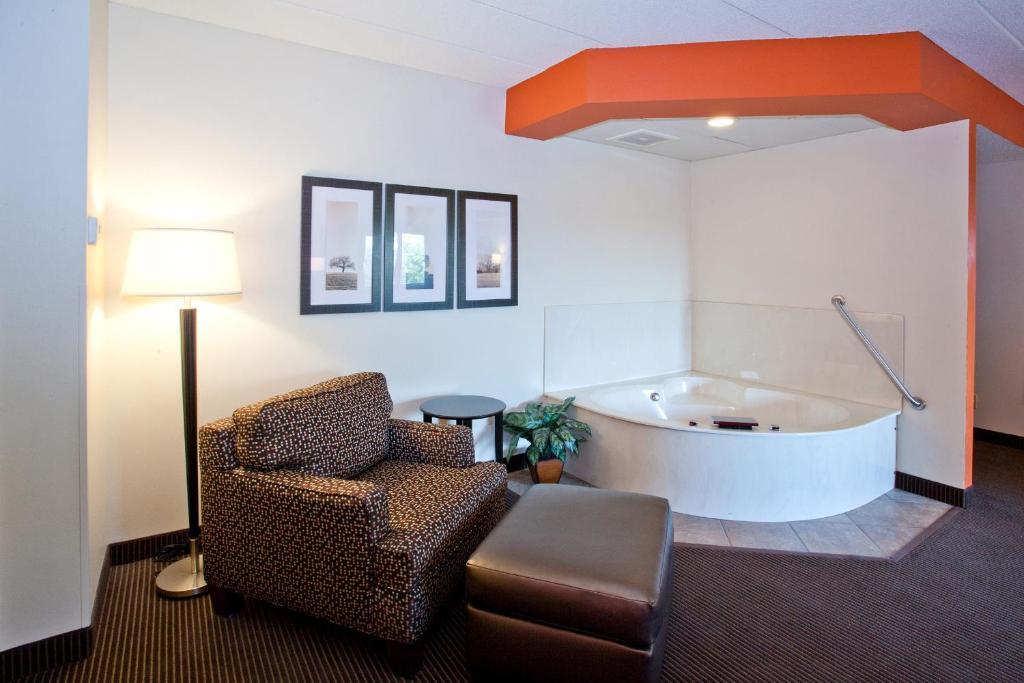 Deluxe King Room with Hot Tub - Non-Smoking