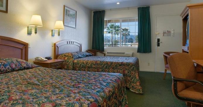 Queen Room with Two Queen Beds - Smoking