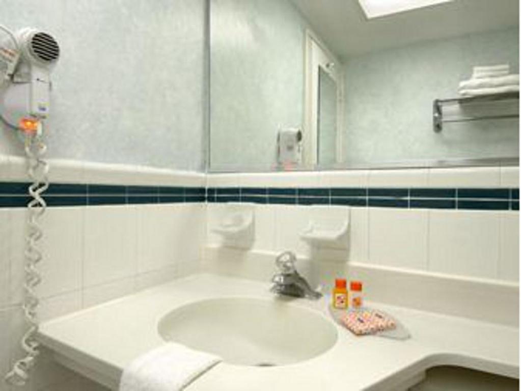 Standard Room with Two Double Beds - Smoking,391278472:JPEG