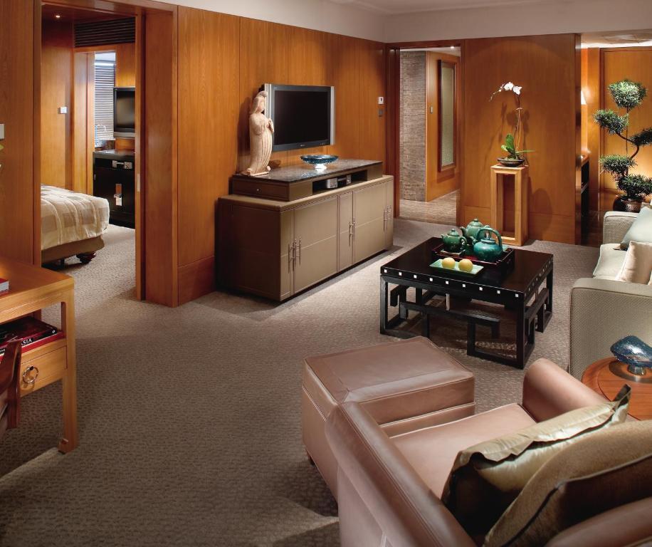 Statue Square King Suite