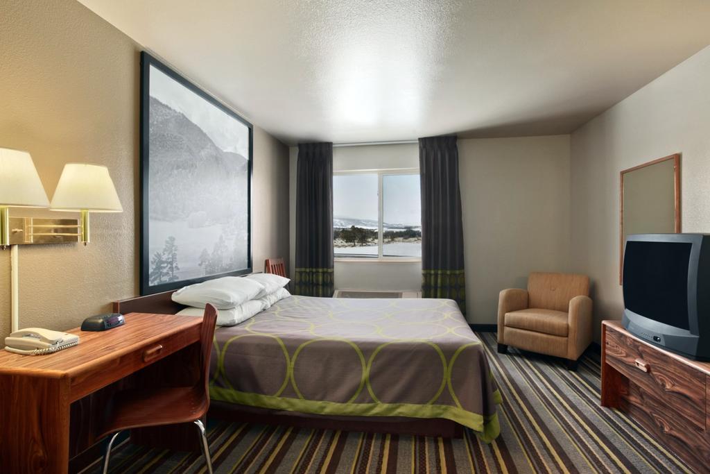 Queen Room with Mountain View - Non-Smoking