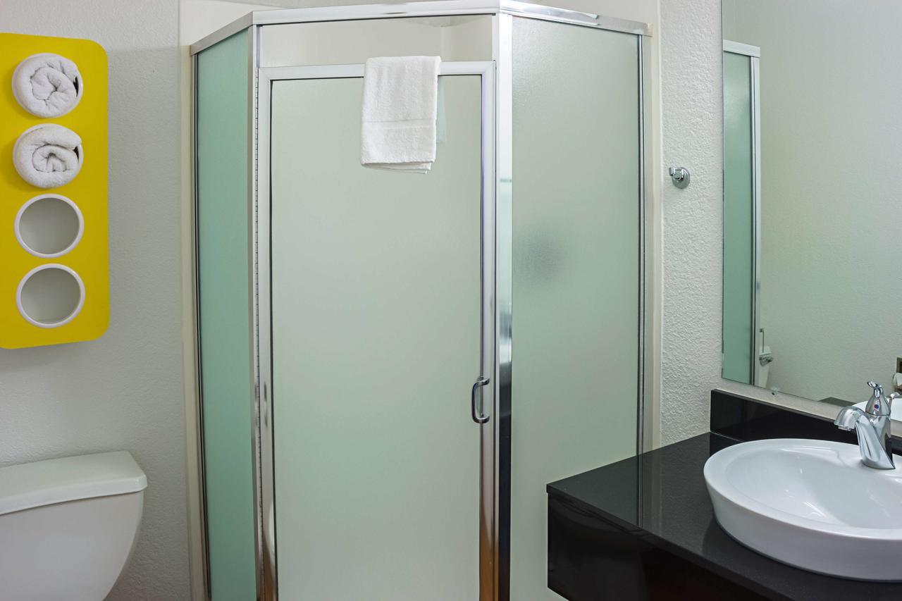 Queen Room - Non-Smoking,631226673:JPEG