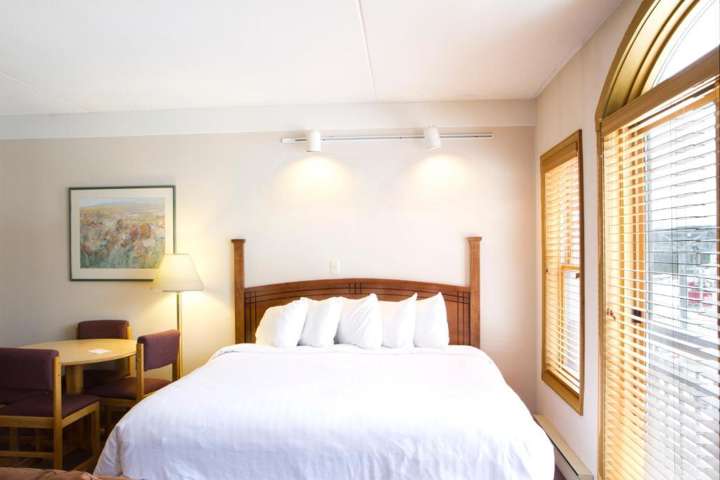 Queen Room with Two Queen Beds,688753410:JPEG