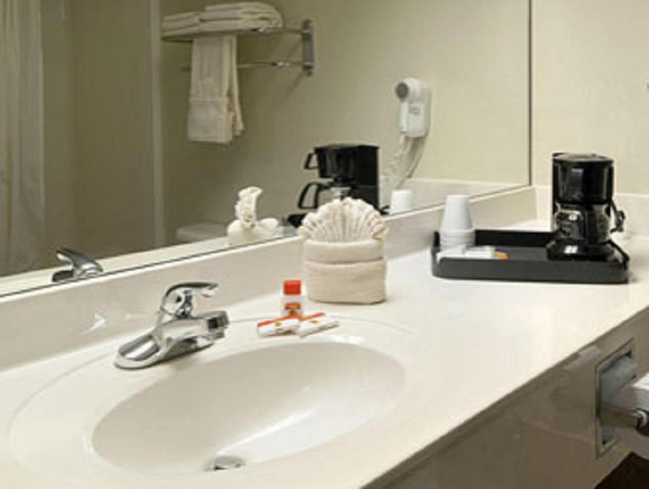 Queen Room with Two Queen Beds and Bath Tub - Mobility/Hearing Access - Non-Smoking