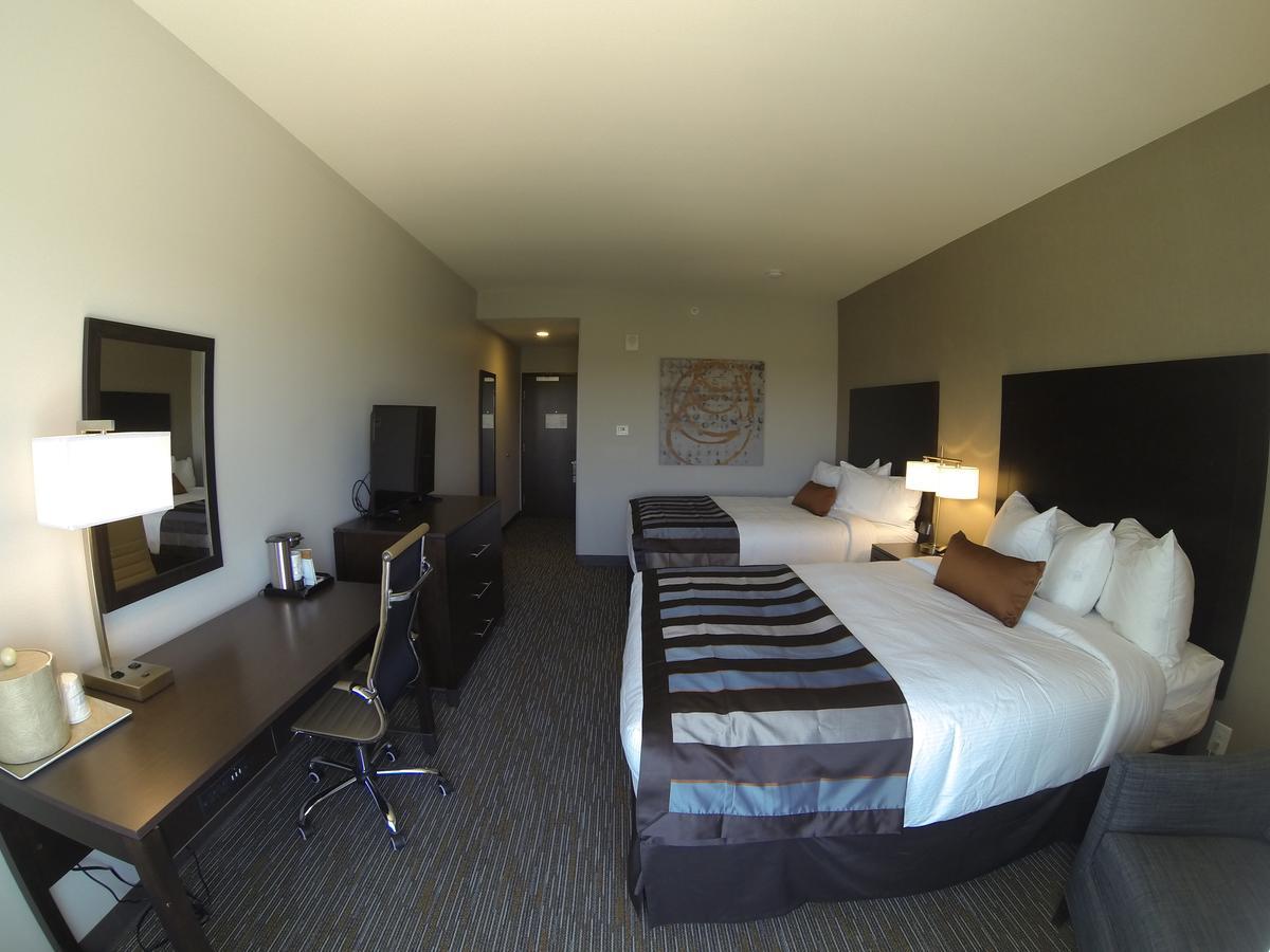 Deluxe Queen Room with Two Queen Beds and Mountain View - Non-Smoking
