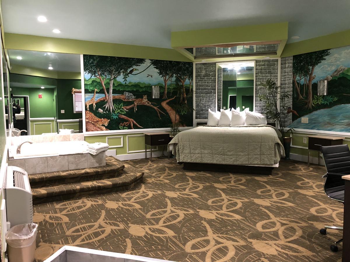 King Suite - Non-Smoking,641275380:JPEG