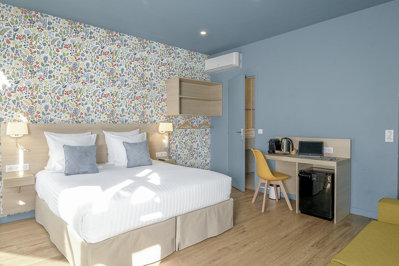 Junior Suite with Balcony and Notre Dame View