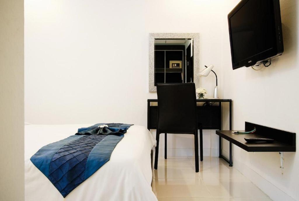 Standard Double Room - No Window,698059086:JPEG