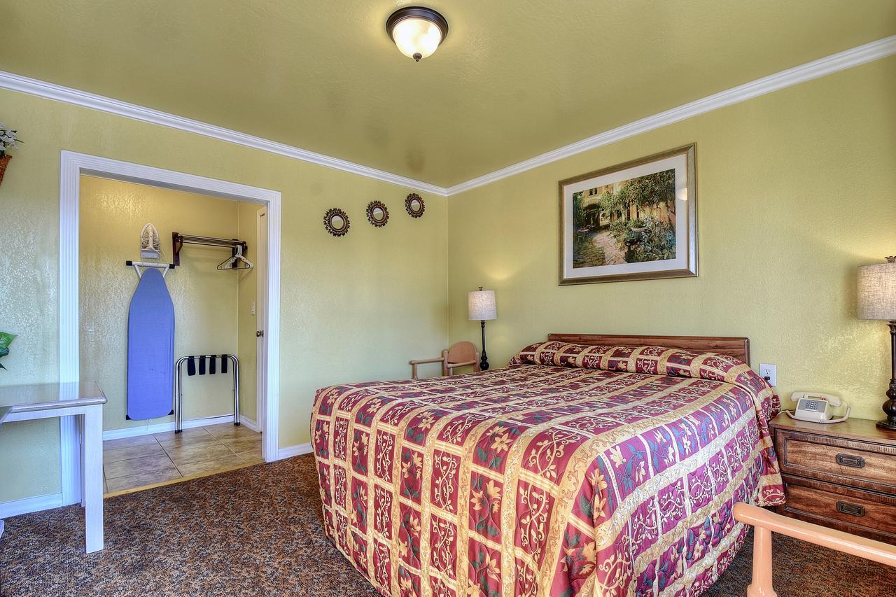 Queen Room - Non-Smoking
