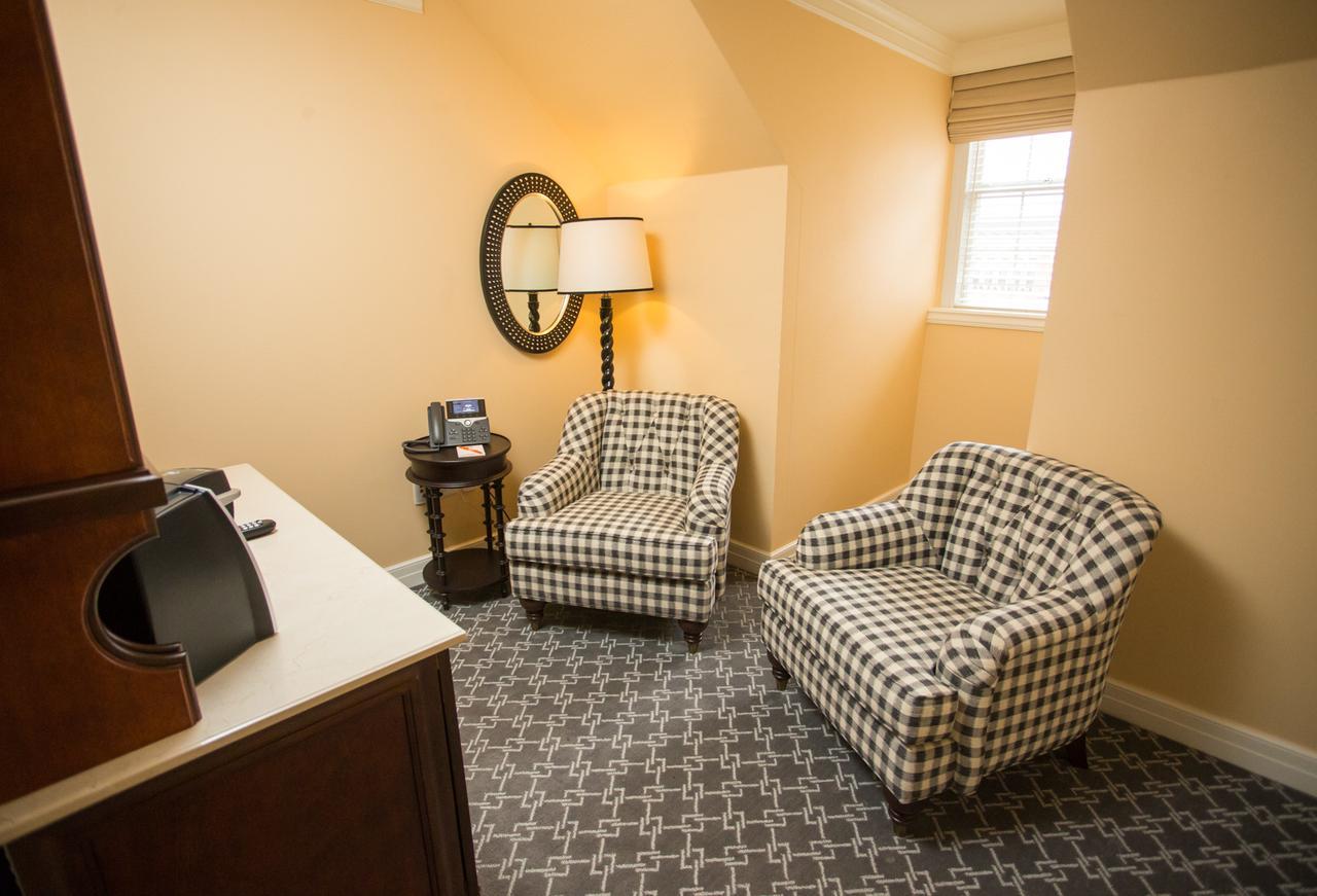 Scholar's Suite Queen - Garden View