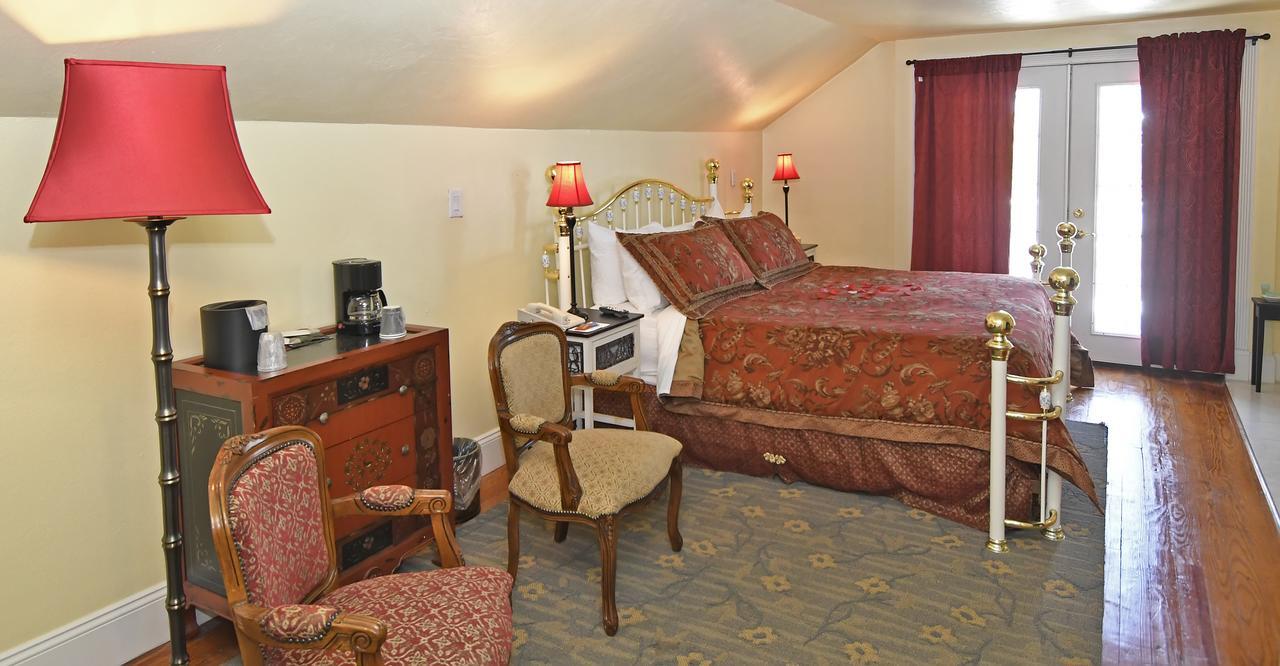 Deluxe Honeymoon Suite,658418973:JPEG