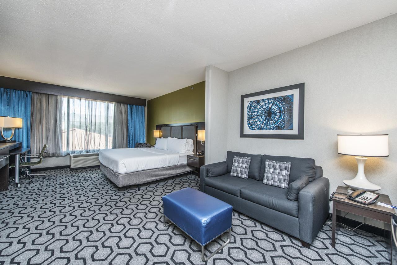 King Suite with Communication Mobility Accessible Tub