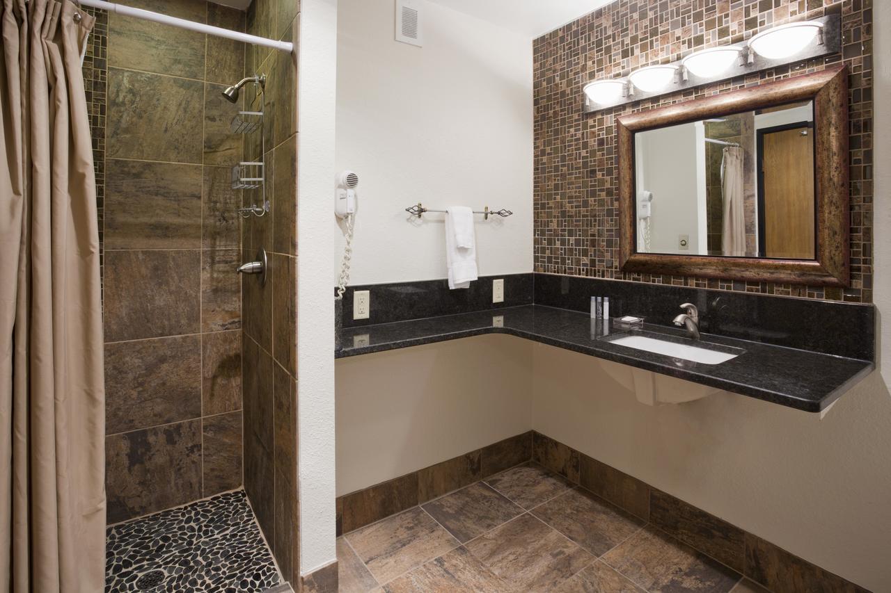 Bridal Suite,1529059474:JPEG