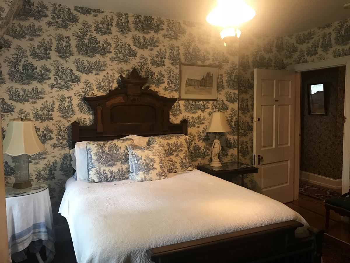 Queen Room with One Queen Bed and Private Bathroom
