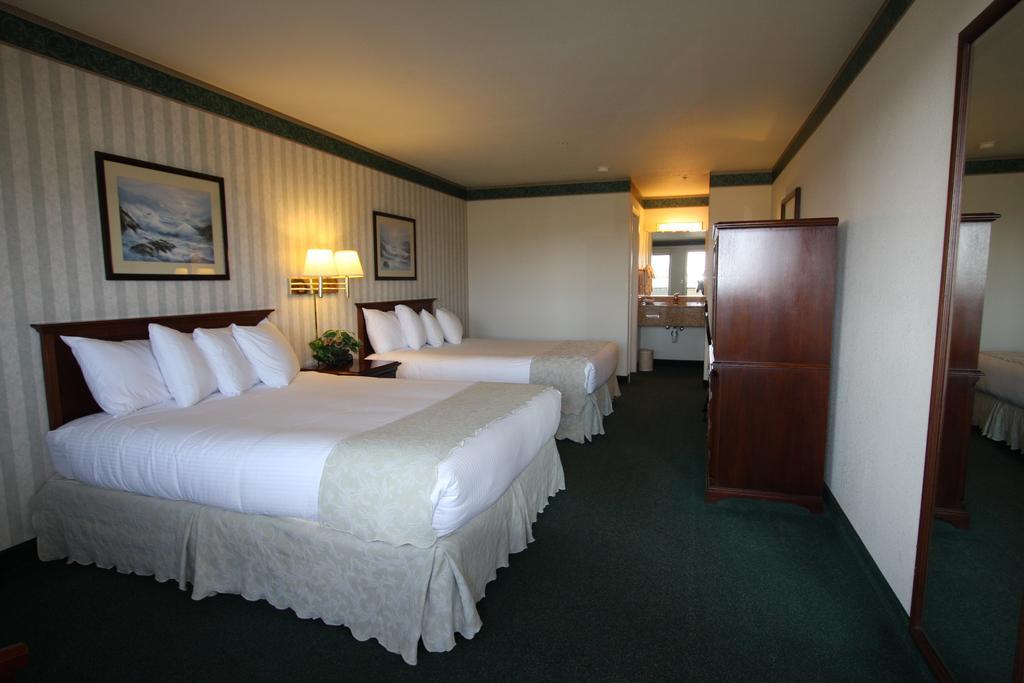 Queen Room with Two Queen Beds (No Pets)
