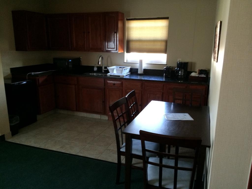 Deluxe Queen Suite