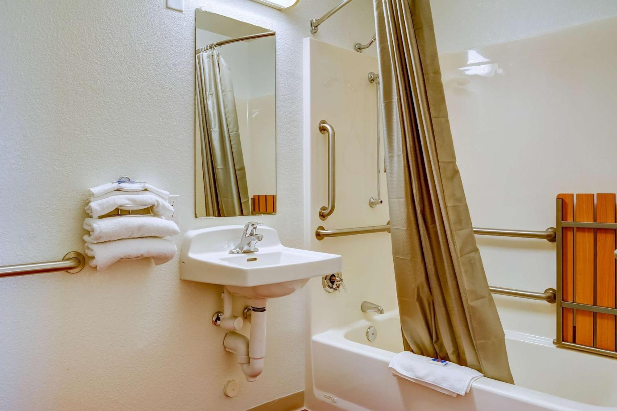 Deluxe Quadruple Room - Non-Smoking