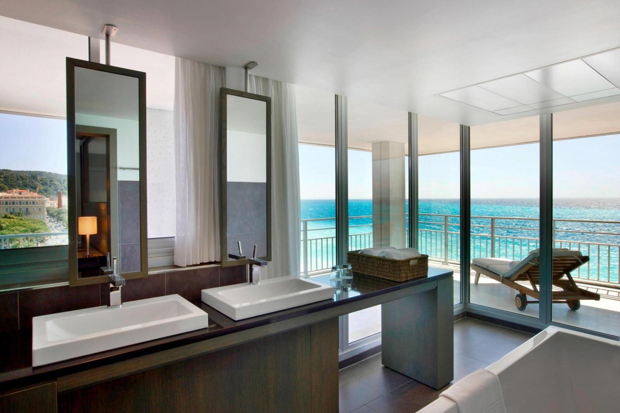 Junior Suite with panoramic Sea view, King bed