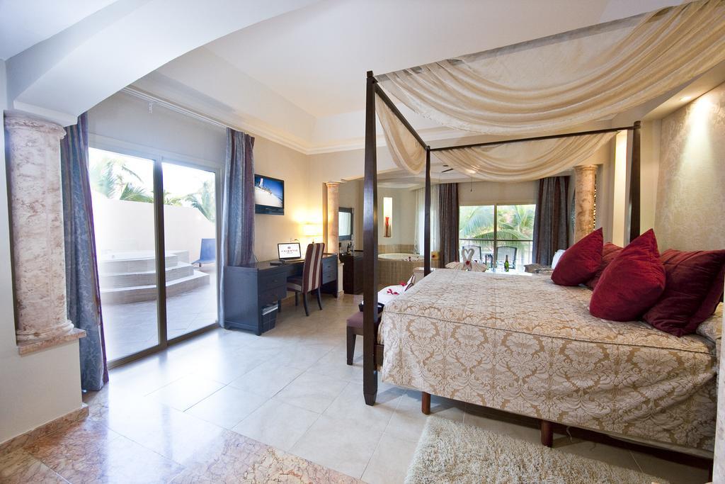 Colonial Jr. Suite with Outdoor Jacuzzi - Free Wifi,1589255248:JPEG